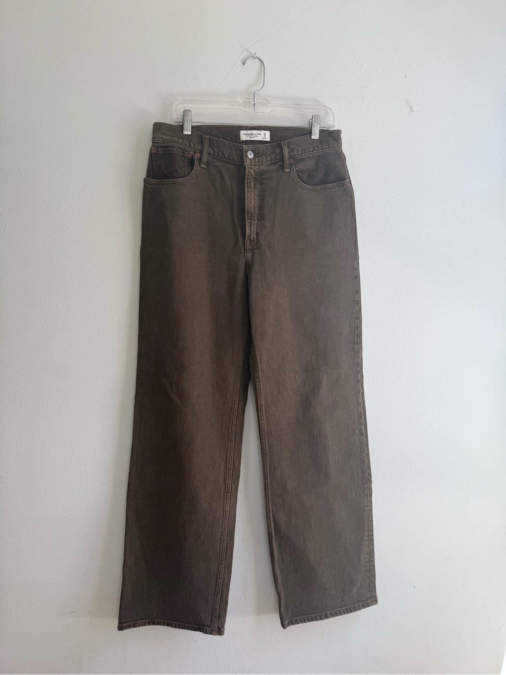 Abercrombie & Fitch “The ’90s Relaxed Jean” – High Rise